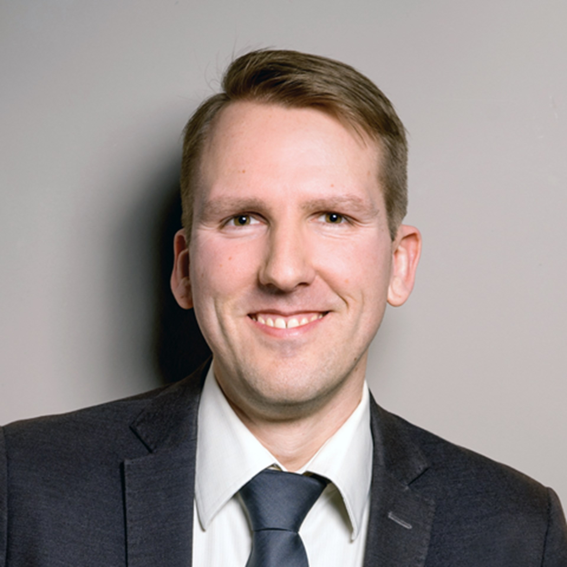 Portraitfoto von Dr. Sebastian Schmitz aus dem Jahr 2026