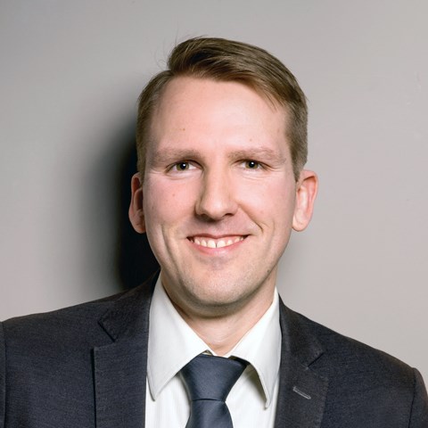 Portraitfoto von Dr. Sebastian Schmitz aus dem Jahr 2026