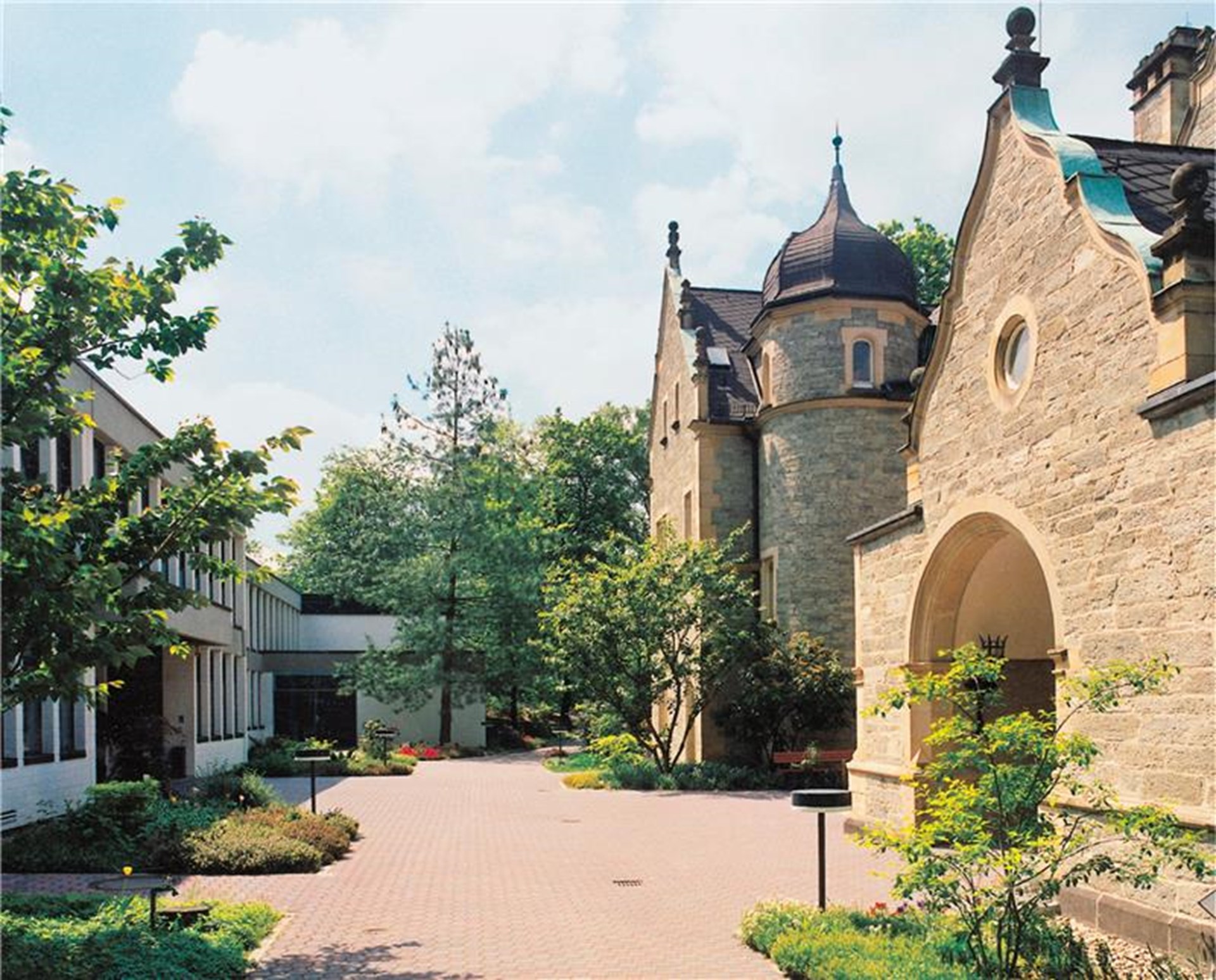 Gebäude Schloß Falkenhof mit Hauptgebäude